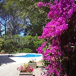 Dans St Raphael *